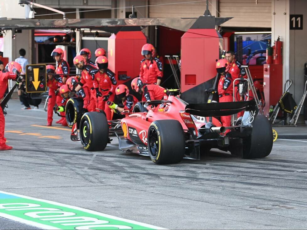 Carlos Sainz bei einem Boxenstopp in Suzuka