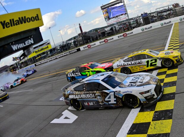 Fotofinish: 1. Ryan Blaney, 2. Kevin Harvick Fotofinish: 1. Ryan Blaney, 2. Kevin Harvick