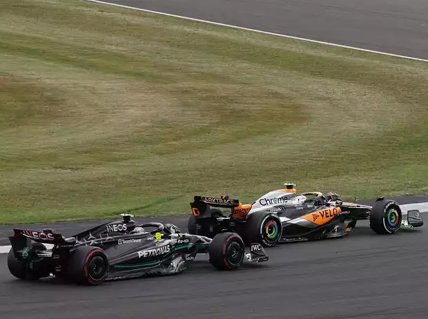 Lando Norris (McLaren MCL60) vor Lewis Hamilton (Mercedes W14) beim Formel-1-Rennen in Silverstone 2023 Titel-Bild zur News: Lando Norris (McLaren MCL60) vor Lewis Hamilton (Mercedes W14) beim Formel-1-Rennen in Silverstone 2023