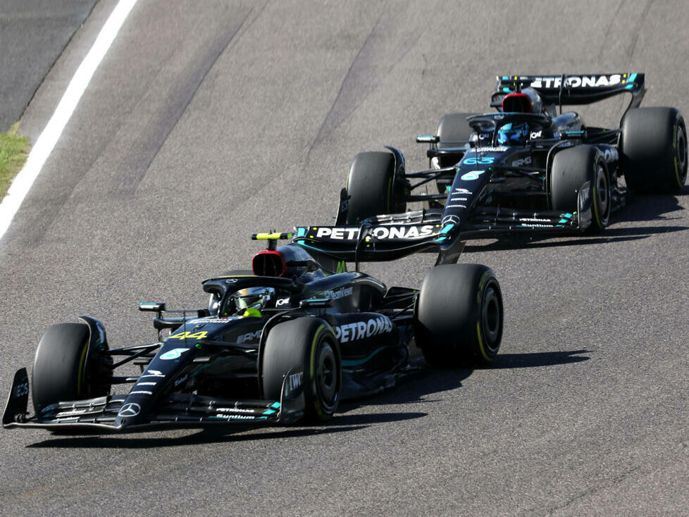 Lewis Hamilton, George Russell (Mercedes W14) beim Formel-1-Rennen in Suzuka 2023