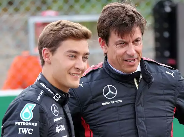George Russell und Mercedes-Motorsportchef Toto Wolff Titel-Bild zur News: George Russell und Mercedes-Motorsportchef Toto Wolff