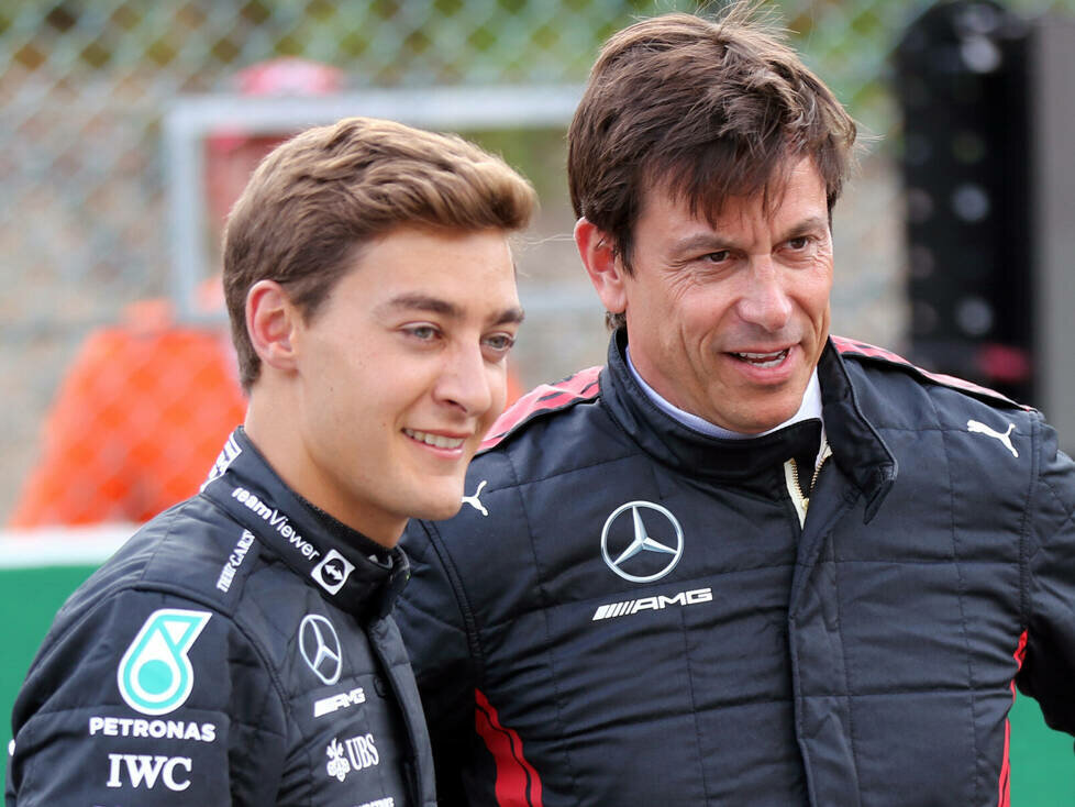 George Russell und Mercedes-Motorsportchef Toto Wolff