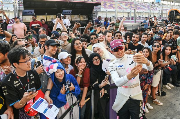 Esteban Ocon Alpine Alpine F1 ~Esteban Ocon (Alpine) mit Fans~ Esteban Ocon Alpine Alpine F1 ~Esteban Ocon (Alpine) mit Fans~