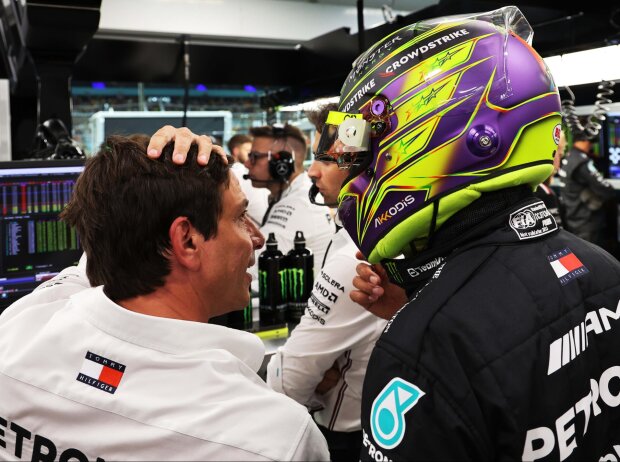 Titel-Bild zur News: Lewis Hamilton und Teamchef Toto Wolff in der Mercedes-Garage