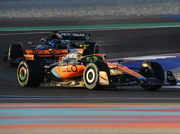 Lando Norris im McLaren vor George Russell im Mercedes in Katar Titel-Bild zur News: Lando Norris im McLaren vor George Russell im Mercedes in Katar