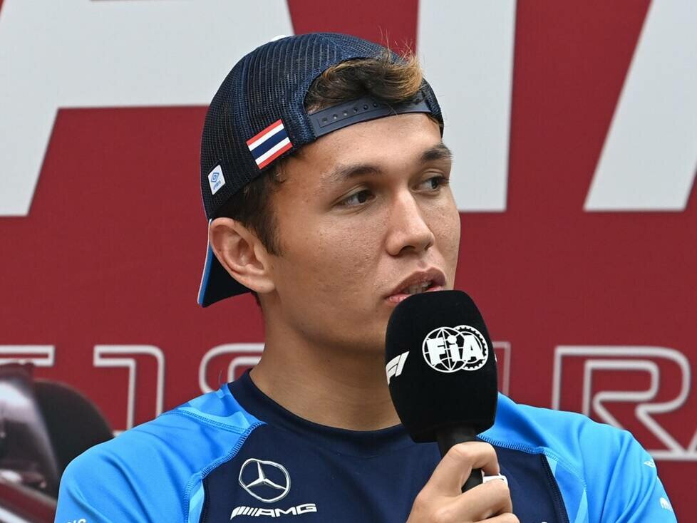 Alexander Albon bei einer offiziellen Formel-1-Pressekonferenz