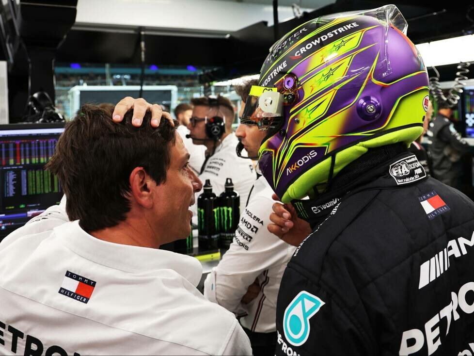Lewis Hamilton und Teamchef Toto Wolff in der Mercedes-Garage