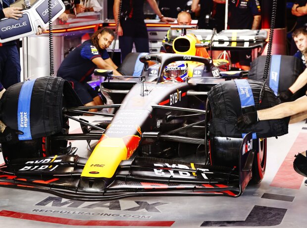 Titel-Bild zur News: Max Verstappen in der Garage von Red Bull in der Formel 1