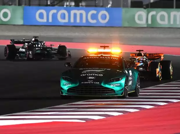 Oscar Piastri und George Russell hinter dem Safety-Car beim Formel-1-Rennen in Katar 2023 Titel-Bild zur News: Oscar Piastri und George Russell hinter dem Safety-Car beim Formel-1-Rennen in Katar 2023