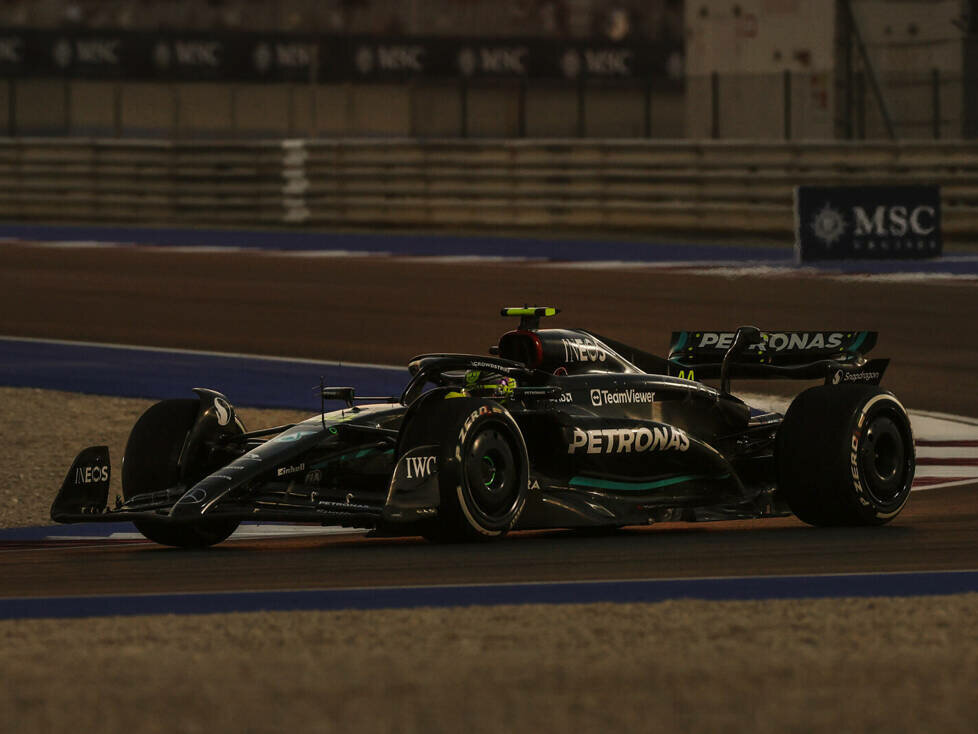 Lewis Hamilton (Mercedes W14) im Training zum Formel-1-Rennen in Katar 2023
