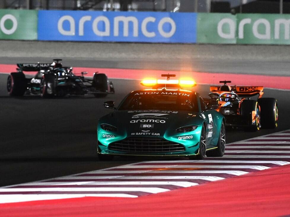 Oscar Piastri und George Russell hinter dem Safety-Car beim Formel-1-Rennen in Katar 2023