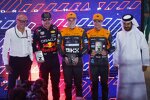 Stefano Domenicali, Max Verstappen (Red Bull), Oscar Piastri (McLaren), Lando Norris (McLaren) und Mohammed bin Sulayem 