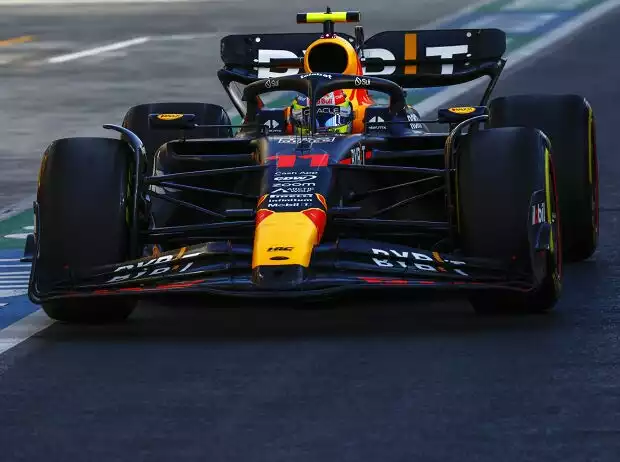 Sergio Perez im Red Bull RB19 in der Boxengasse in Katar Titel-Bild zur News: Sergio Perez im Red Bull RB19 in der Boxengasse in Katar