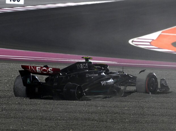 Titel-Bild zur News: Der gestrandete Mercedes von Lewis Hamilton beim Formel-1-Rennen in Katar 2023