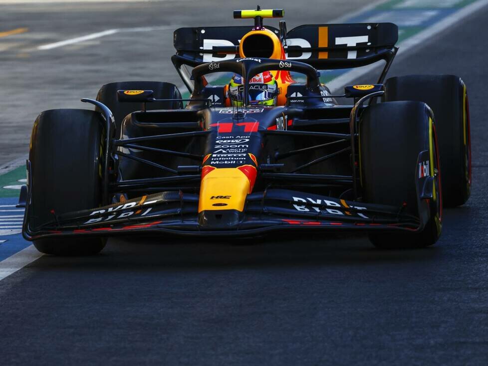 Sergio Perez im Red Bull RB19 in der Boxengasse in Katar