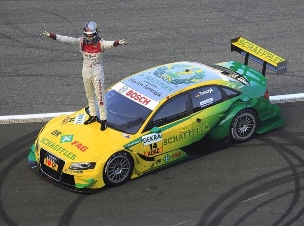 Mit Martin Tomczyks Titelgewinn gelang Phoenix im Jahr 2011 endlich der Durchbruch in der DTM Mit Martin Tomczyks Titelgewinn gelang Phoenix im Jahr 2011 endlich der Durchbruch in der DTM