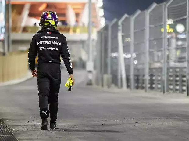 Lewis Hamilton (Mercedes) läuft nach seinem Unfall beim Formel-1-Rennen in Katar 2023 zurück zur Box Titel-Bild zur News: Lewis Hamilton (Mercedes) läuft nach seinem Unfall beim Formel-1-Rennen in Katar 2023 zurück zur Box