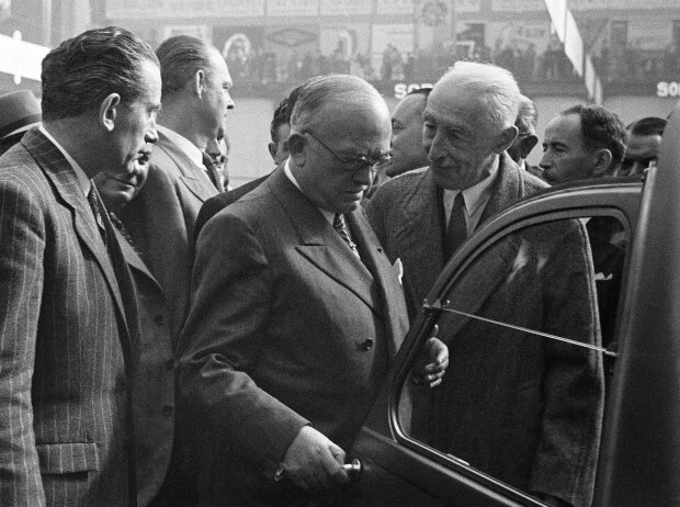 Pariser Autosalon 1948: Der französische Staatspräsident Auriol (mit Brille) am 2CV