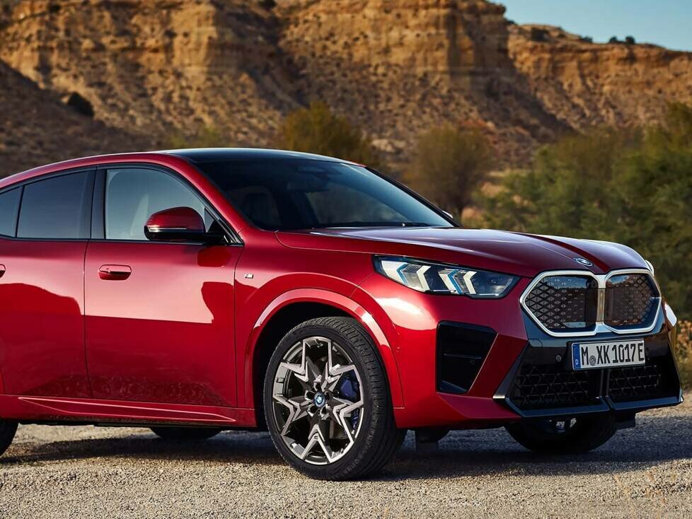 Hier sehen Sie den elektrischen iX2 xDrive30 mit bis zu 313 PS