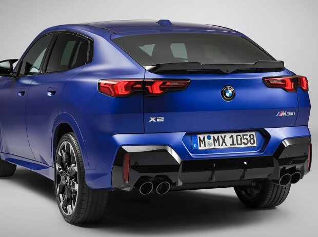 Und hier den X2 xDrive35i mit 300-PS-Benziner und vier Auspuffendrohren Und hier den X2 xDrive35i mit 300-PS-Benziner und vier Auspuffendrohren