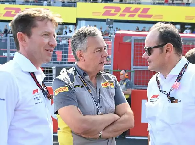 Pirelli-Sportchef Mario Isola im Gespräch mit Formel-1-Verantwortlichen Titel-Bild zur News: Pirelli-Sportchef Mario Isola im Gespräch mit Formel-1-Verantwortlichen