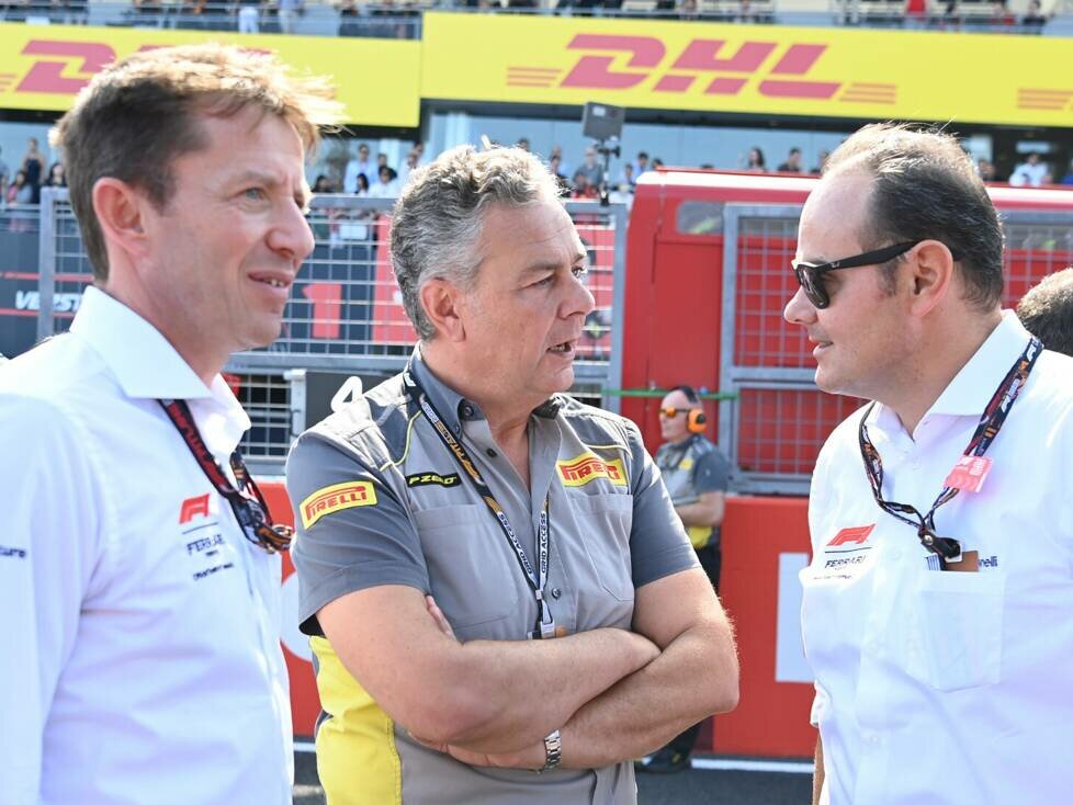 Pirelli-Sportchef Mario Isola im Gespräch mit Formel-1-Verantwortlichen