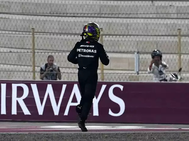 Lewis Hamilton überquert beim Katar-Grand-Prix 2023 die Rennstrecke Titel-Bild zur News: Lewis Hamilton überquert beim Katar-Grand-Prix 2023 die Rennstrecke