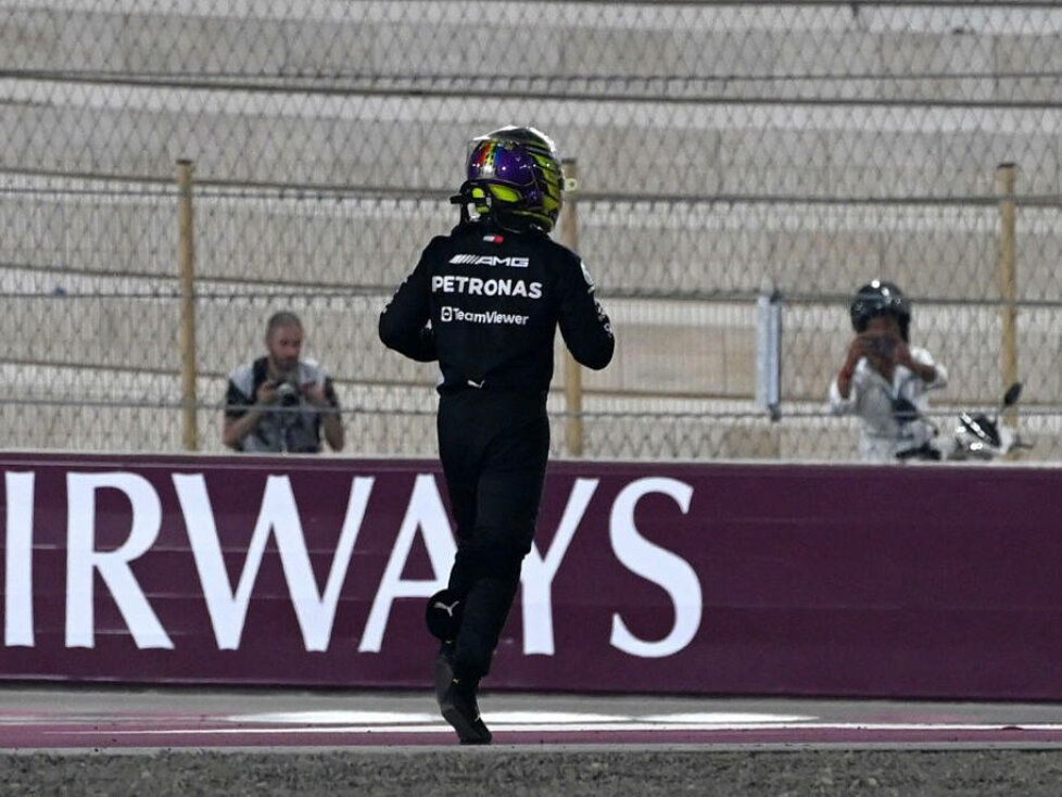 Lewis Hamilton überquert beim Katar-Grand-Prix 2023 die Rennstrecke