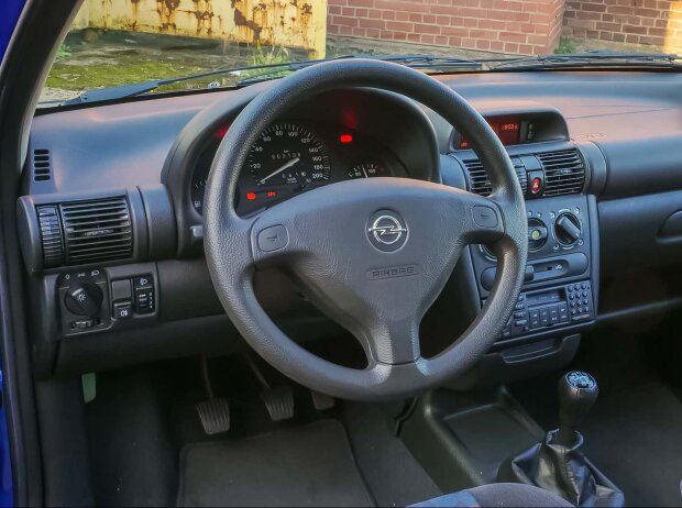 Cockpit des Opel Corsa B