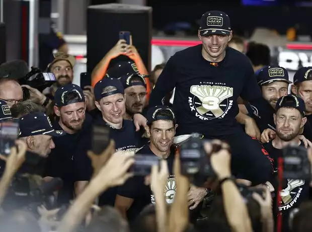 Max Verstappen (Red Bull) feiert in Katar seinen dritten Formel-1-Titel Titel-Bild zur News: Max Verstappen (Red Bull) feiert in Katar seinen dritten Formel-1-Titel