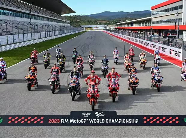 Gruppenfoto: Alle Piloten und Bikes für die MotoGP-Saison 2023 Titel-Bild zur News: Gruppenfoto: Alle Piloten und Bikes für die MotoGP-Saison 2023