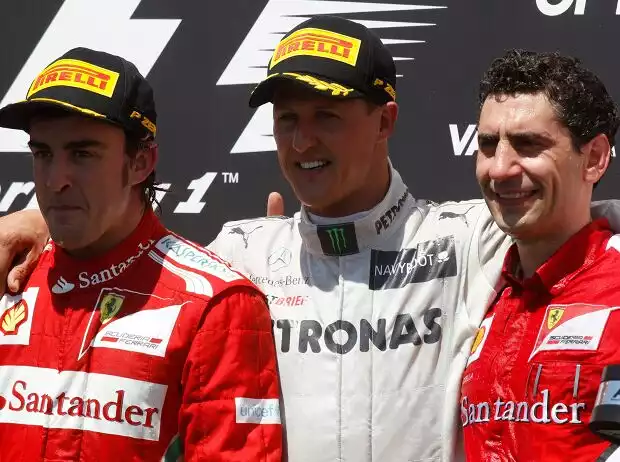 Andrea Stella mit Fernando Alonso und Michael Schumacher auf dem Podest in Valencia 2012 Titel-Bild zur News: Andrea Stella mit Fernando Alonso und Michael Schumacher auf dem Podest in Valencia 2012