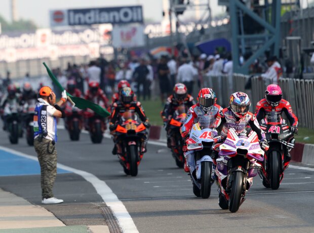 MotoGP-Bikes in der Boxengasse des Buddh International Circuit in Indien MotoGP-Bikes in der Boxengasse des Buddh International Circuit in Indien