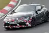 Bild zum Inhalt: Toyota Supra GRMN (2025): Flügeliges Erlkönig-Debüt am Ring