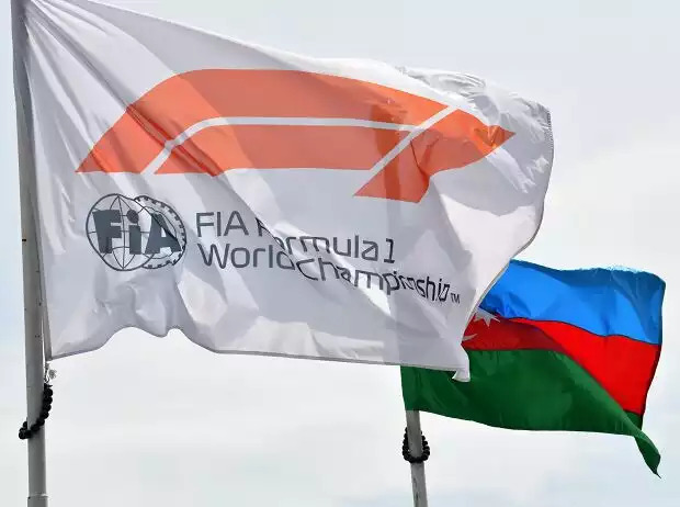 Formel-1-Flagge neben der Nationalflagge von Aserbaidschan Titel-Bild zur News: Formel-1-Flagge neben der Nationalflagge von Aserbaidschan