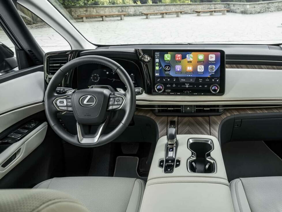 Lexus LM