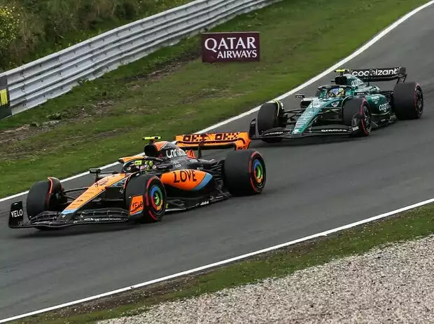 Lando Norris im McLaren MCL60 vor Fernando Alonso im Aston Martin AMR23 Titel-Bild zur News: Lando Norris im McLaren MCL60 vor Fernando Alonso im Aston Martin AMR23