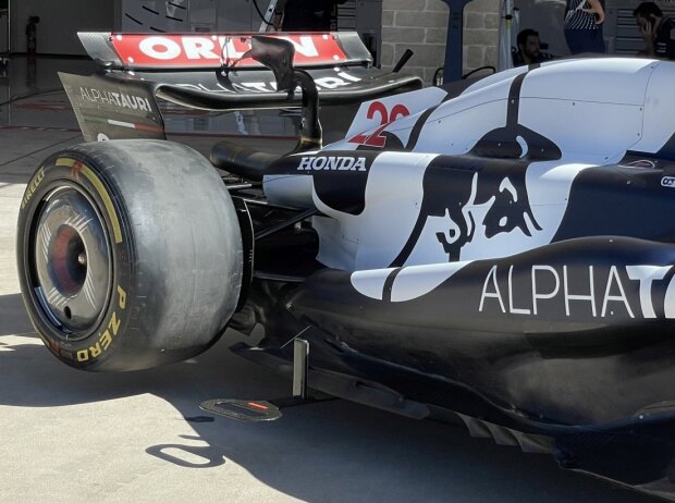 Seitenansicht des AlphaTauri AT04 im Formel-1-Freitagstraining in Austin 2023