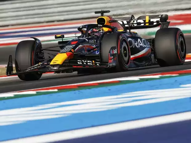 Max Verstappen im Red Bull RB19 beim Formel-1-Qualifying in Austin 2023 Titel-Bild zur News: Max Verstappen im Red Bull RB19 beim Formel-1-Qualifying in Austin 2023