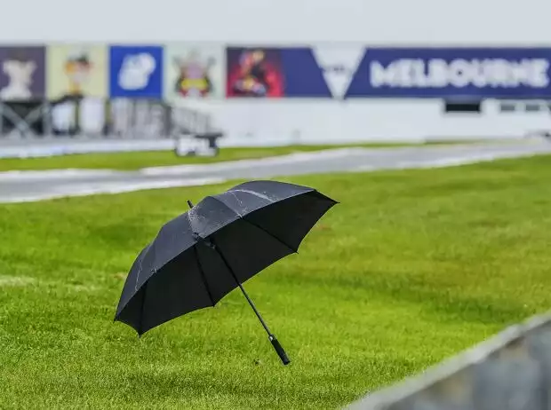 Regenschirm am Phillip Island Grand Prix Circuit Titel-Bild zur News: Regenschirm am Phillip Island Grand Prix Circuit