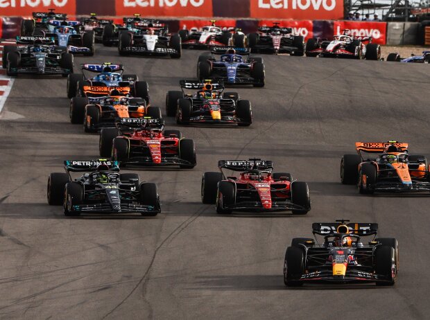 Lewis Hamilton ging nach der ersten Kurve an Leclerc vorbei