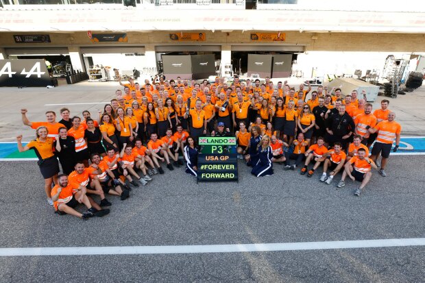 Zak Brown Lando Norris Oscar Piastri McLaren McLaren F1 ~Zak Brown, Lando Norris (McLaren) und Oscar Piastri (McLaren) ~ Zak Brown Lando Norris Oscar Piastri McLaren McLaren F1 ~Zak Brown, Lando Norris (McLaren) und Oscar Piastri (McLaren) ~
