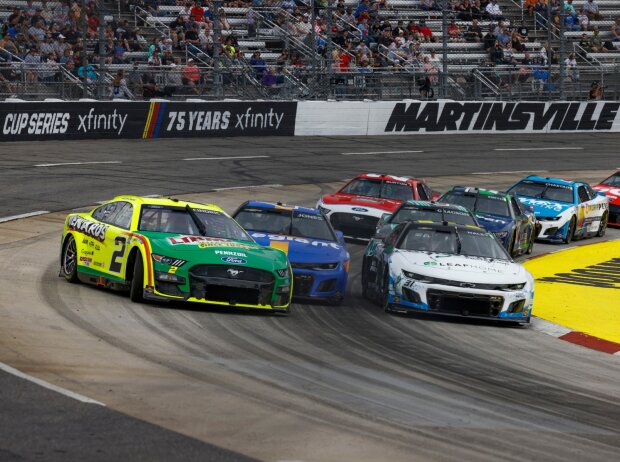 Titel-Bild zur News: NASCAR-Action auf dem Martinsville Speedway
