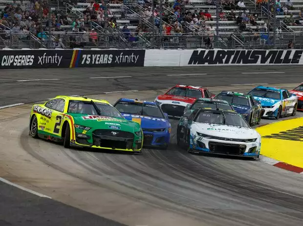 NASCAR-Action auf dem Martinsville Speedway Titel-Bild zur News: NASCAR-Action auf dem Martinsville Speedway