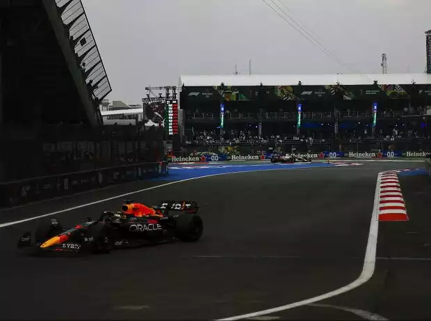 Max Verstappen (Red Bull RB18) beim Training zum Formel-1-Rennen in Mexiko 2022 Titel-Bild zur News: Max Verstappen (Red Bull RB18) beim Training zum Formel-1-Rennen in Mexiko 2022