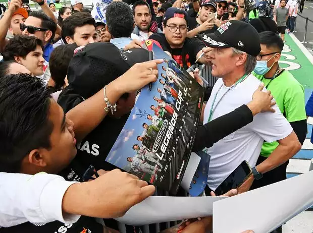 Adrian Fernandez mit Fans Titel-Bild zur News: Adrian Fernandez mit Fans