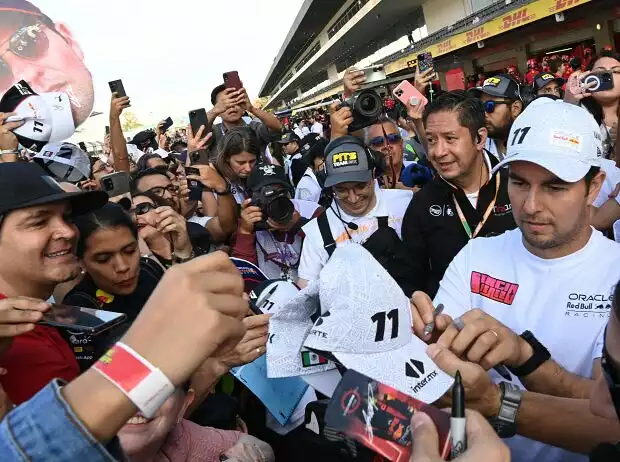 Sergio Perez mit Fans beim Formel-1-Rennen 2023 in Mexiko Titel-Bild zur News: Sergio Perez mit Fans beim Formel-1-Rennen 2023 in Mexiko