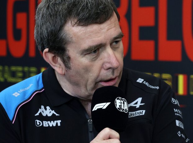 Titel-Bild zur News: Alpines Formel-1-Teamchef Bruno Famin bei einer Pressekonferenz