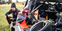 Esapekka Lappi bei der Rallye Zentraleuropa neben seinem verunfallten Auto