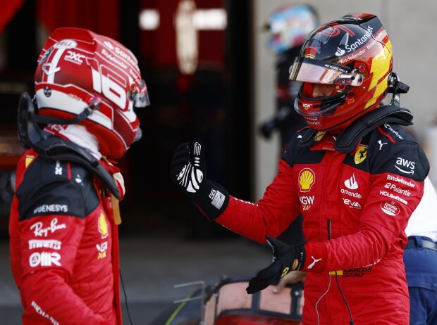 Titel-Bild zur News: Charles Leclerc und Carlos Sainz nach dem Formel-1-Qualifying in Mexiko 2023